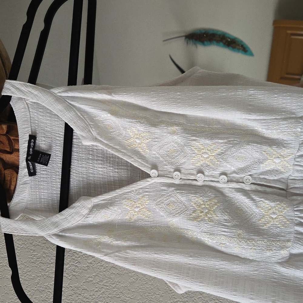 Cable & Guage White Sleeveless Floral Embroidered Top - Picture 3 of 8